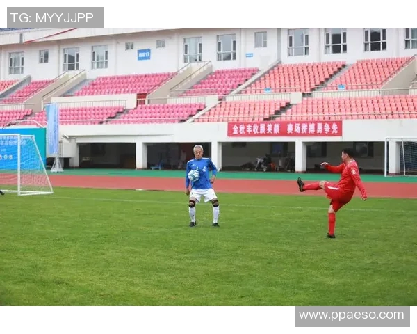 足球球星花式训练技巧揭秘 提升球技的秘密训练法与创意练习